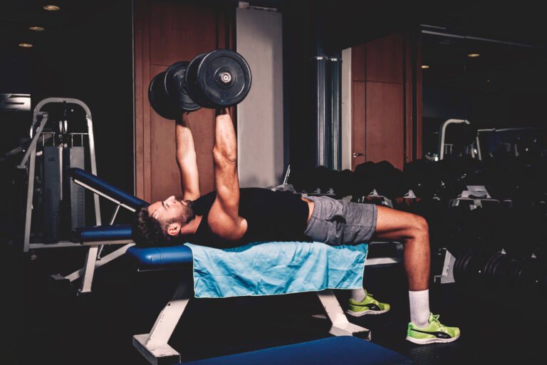 homme-fait-de-la-musculation-sur-banc-de-musculation-à-la-maison