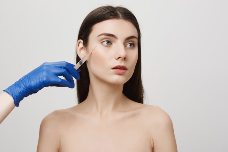 le-collagène-dangers-femme-avec-seringue-collagène