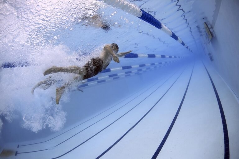nageur-entrain-de-nager-dans-piscine