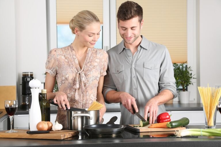 homme-et-femme-entrain-de-cuisiner-scamorza-fumée