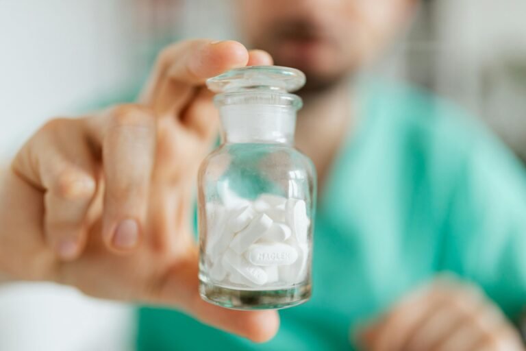 medecin-tenant-en-main-flacon-de-gelule