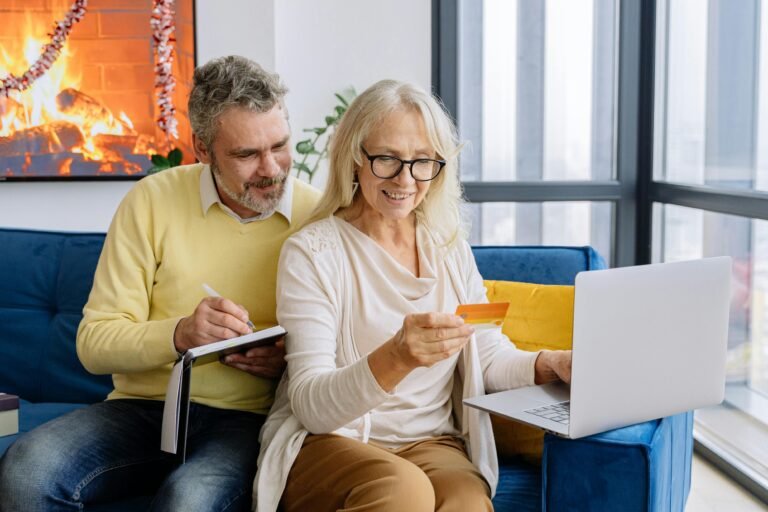 un-couple-heureux-sur-le-point-de-payer-mon-loyer-en-ligne-avec-carte-bancaire