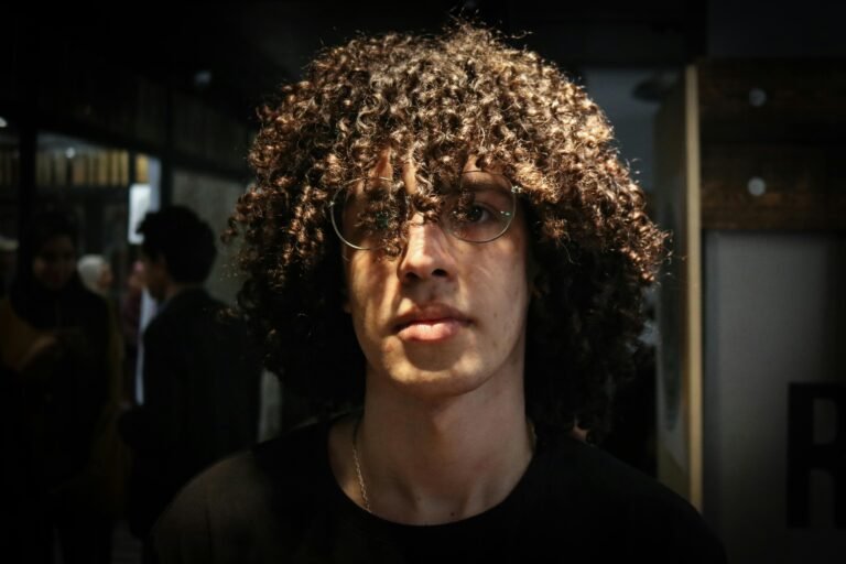jeune-cool-avec-cheveux-bouclés-hommes