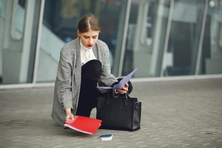 jeune-dame-avec-sac-a-main-de-cours-elegante-ramasse-son-livre