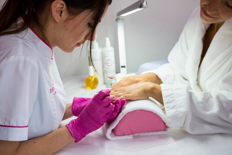esthéticienne-faisant-baby-boomer-ongle-a-sa-cliente