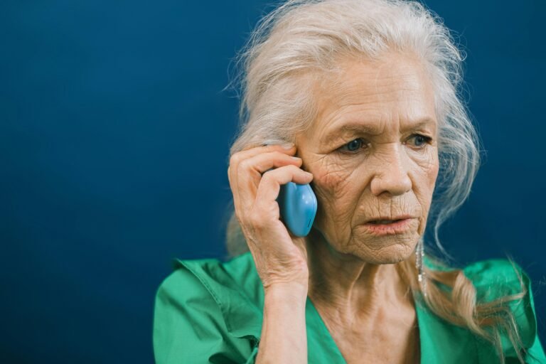 femme-avec-sillon-nasogénien-au-téléphone