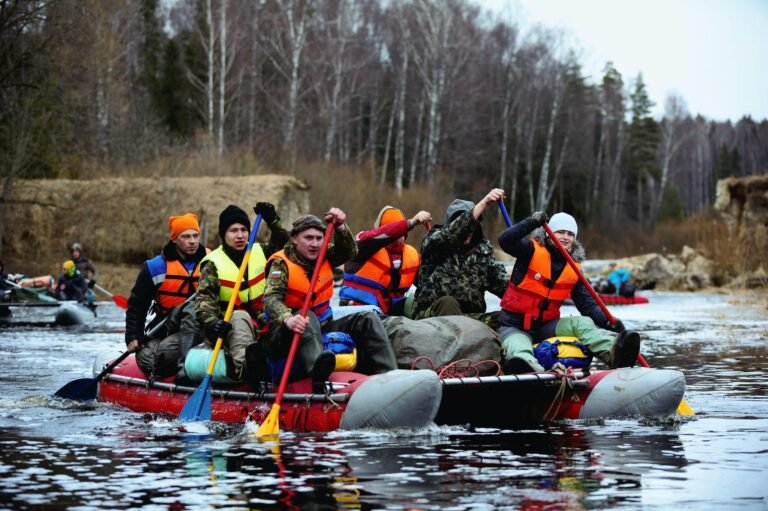 des-amoureux-de-sport-nautique-sur-une-raft-6