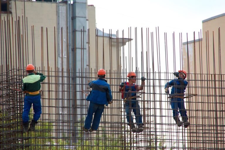 des-ouvriers-en-travaux-de-coffrage-de-banche
