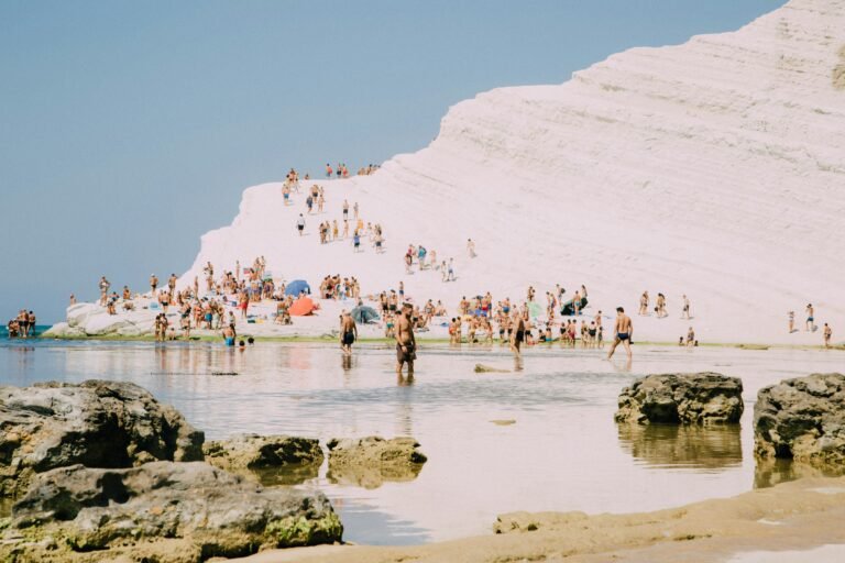 des-touristes-visitent-la-Scala-dei-Turchi