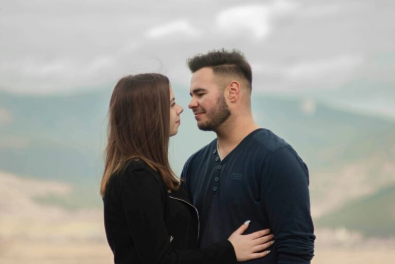 deux-jeunes-amoureux-se-fixent-tendrement