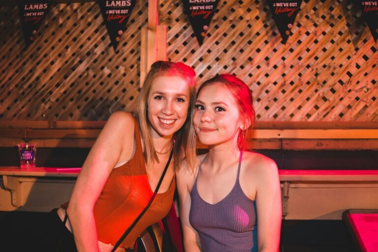 deux-jeunes-filles-assises-dans-un-bar