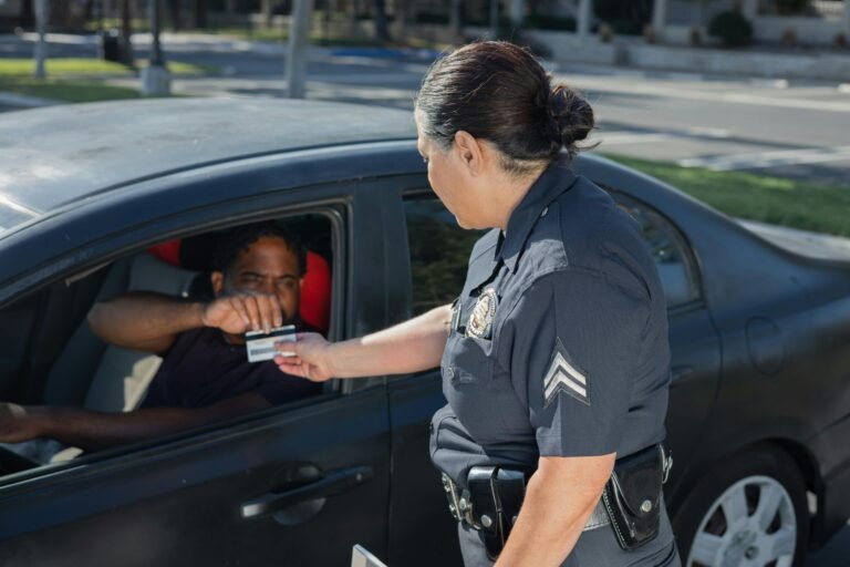 elle-presente-a-un-policier-son-permis-de-conduire-annule