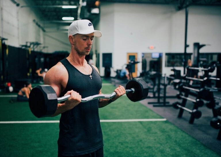 exercice-de-arm-curls-à-la-salle-de-gym