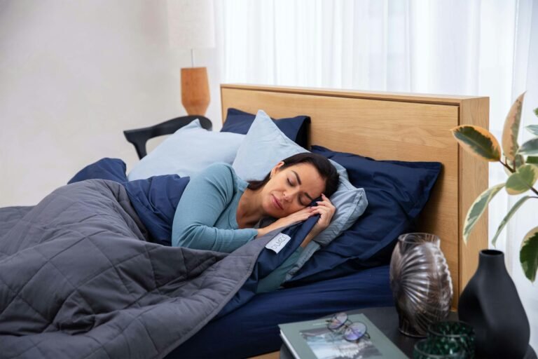 femme-couchée-confortablemen-dans-lit-électrique-2-personnes