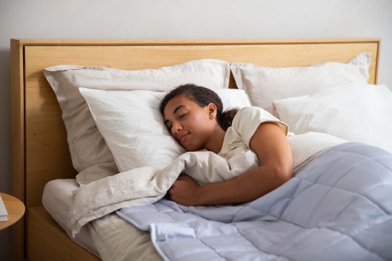 femme-dort-paisiblement-dans-sa-couette-en-laine
