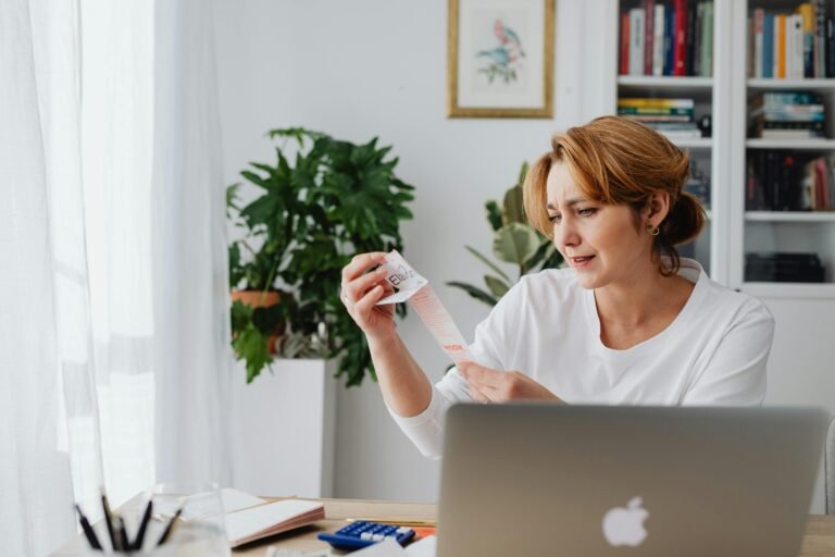 femme-essaie-de-faire-des-comptes-en-consultant-ses-factures-et-en-faisant-des-calculs