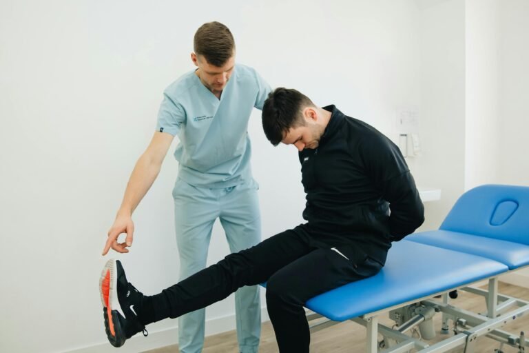 geste-avec-docteur-pour-soulager-une-sciatique-en-60secondes