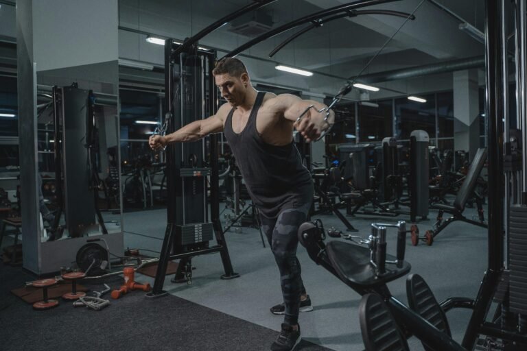 homme-musclé-travaille-ses-triceps-avec-triceps-poulie