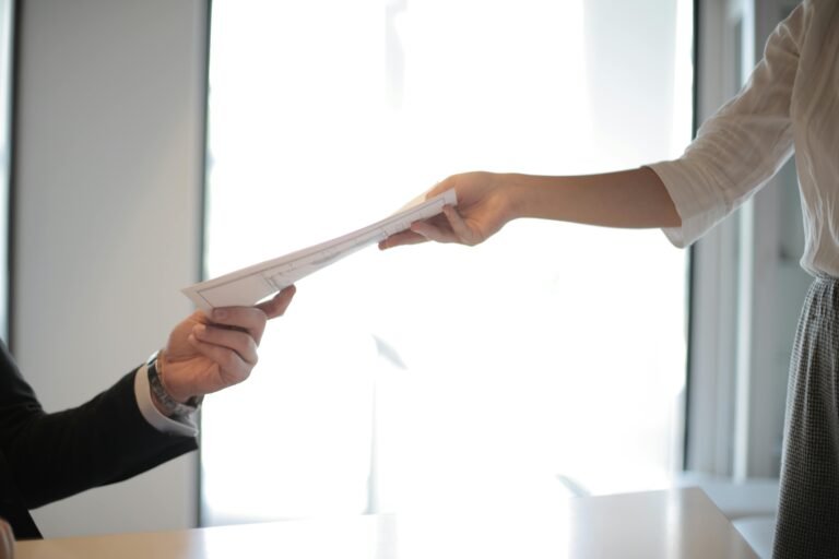 ils-laissent-les-documents-de-donation-partage-a-son-notaire
