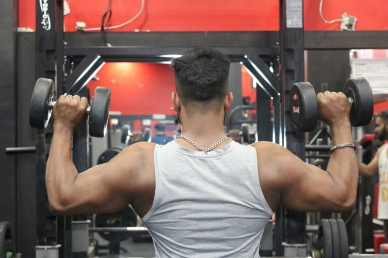 jeune-homme-travaille-ses-biceps-court