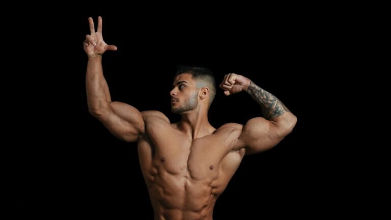 jeune-homme-très-musclé-grace-aux-exercices-de-triceps-dips