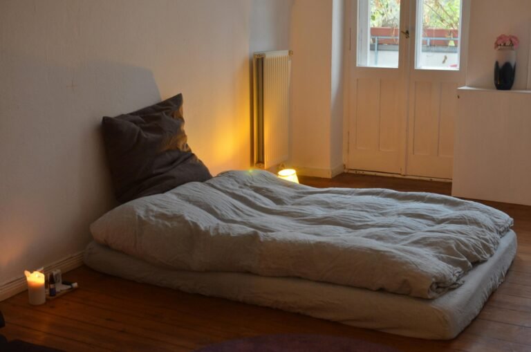 lit-japonais-installé-dans-une-belle-chambre