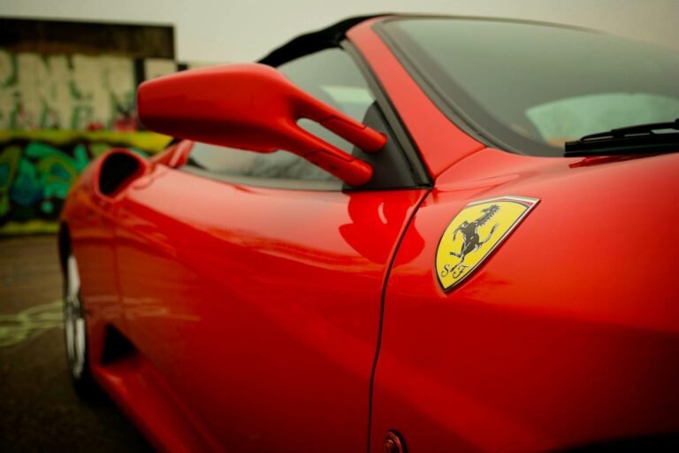 logo-ferrari-sur-une-de-ses-voitures-rouge