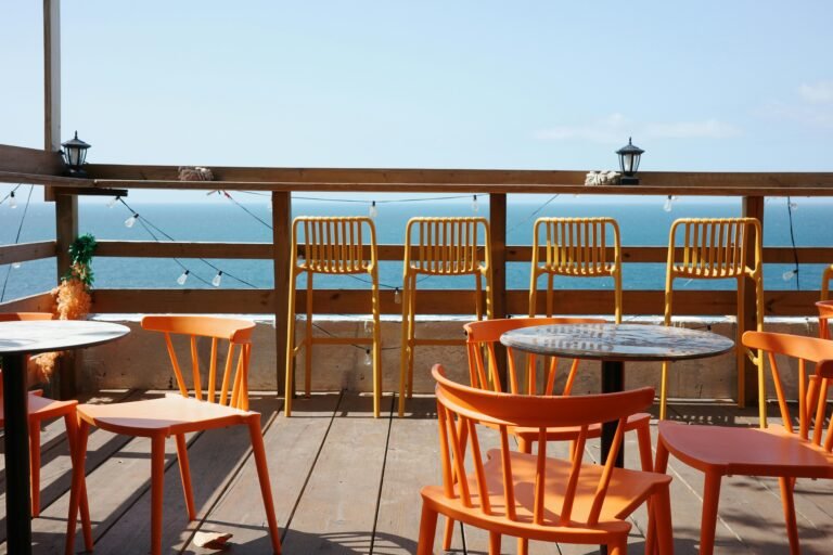 meuble-repeint-disposés-sur-terrasse