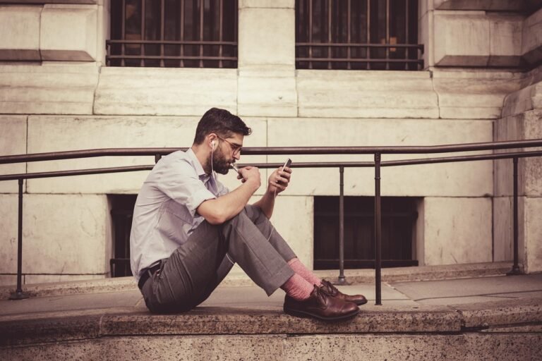ne-plus-donner-de-nouvelles-quel-effet-sur-les-hommes-inquiet-avec-son-telephone-en-main
