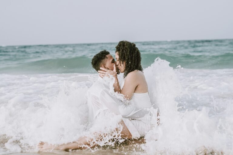 rencontre-coquine-finit-a-la-plage-avec-des-baisés