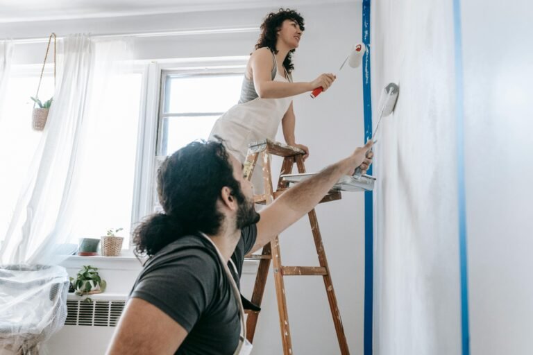un-couple-en-plein-chantier-pour-toile-de-verre-respiration-des-murs