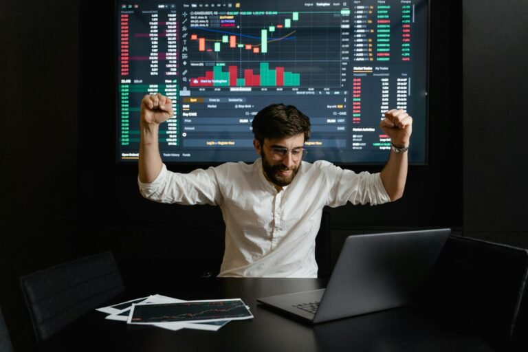 un-investisseur-heureux-devant-son-écran