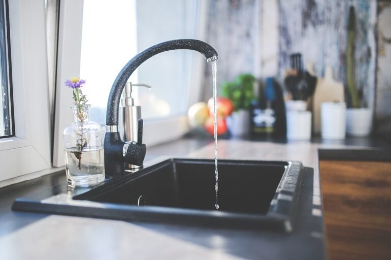 un-robinet-de-cuisine-eclatant