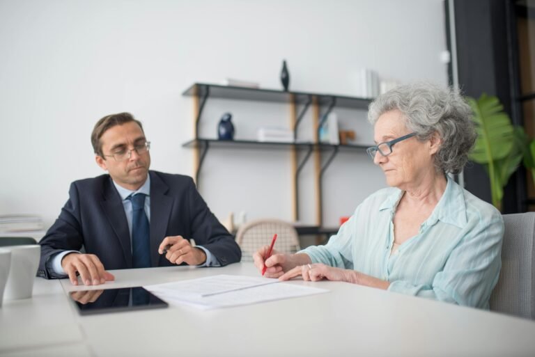 une-femme-agée-signe-les-papiers-rachat-assurance-vie