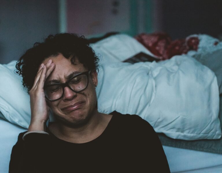 courbe-du-deuil-cette-femme-pleure-toutes-les-larmes-de-son-corps