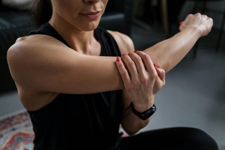 femme-fait-exercice-etirement-epaule