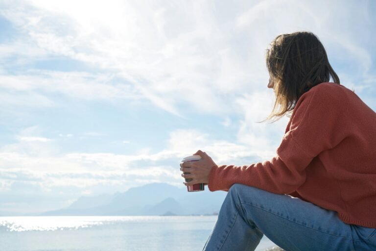 je-me-sens-seule-sentiment-exprimé-par-la-jeune-femme-assise