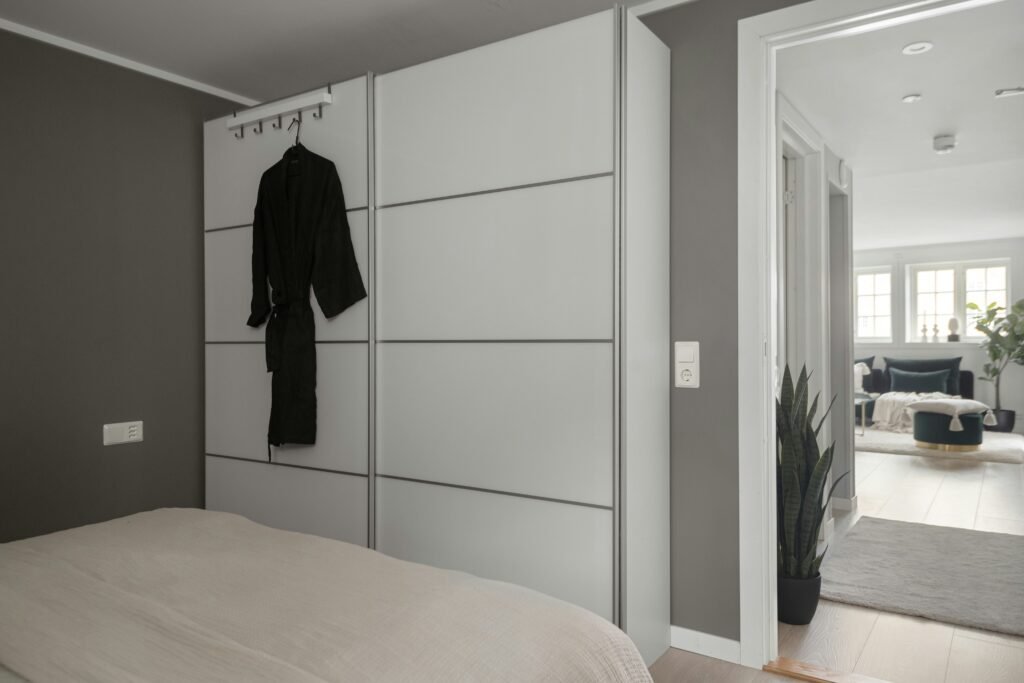 placard-coulissant-pres-du-lit