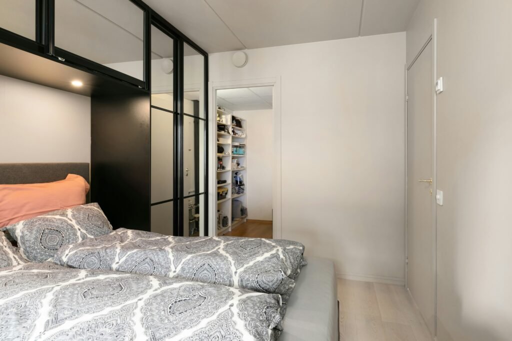 placard-de-rangement-dans-une-petite-chambre