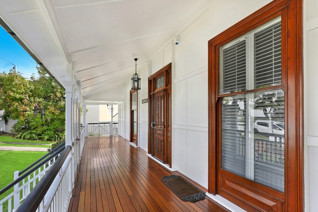 terrasse-en-bois-soigneusement-fait