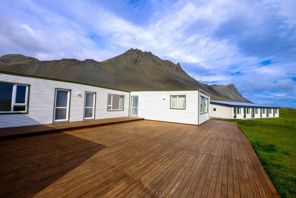 une-maison-avec-sa-terrasse-entierement-en-bois