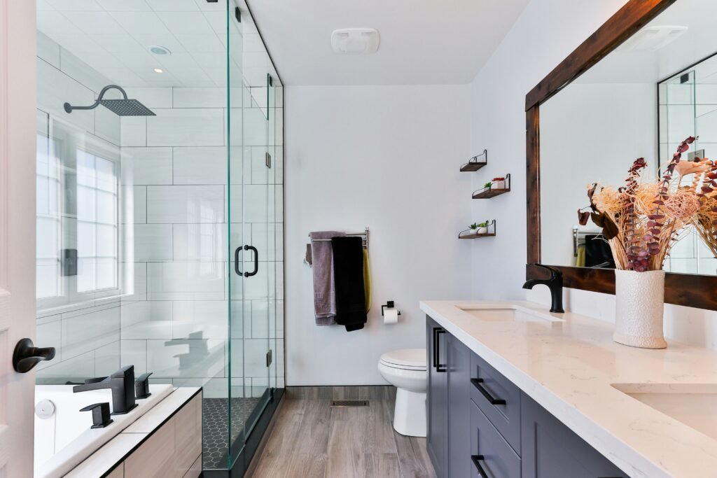 une-salle-de-bain-soigneusement-amenager