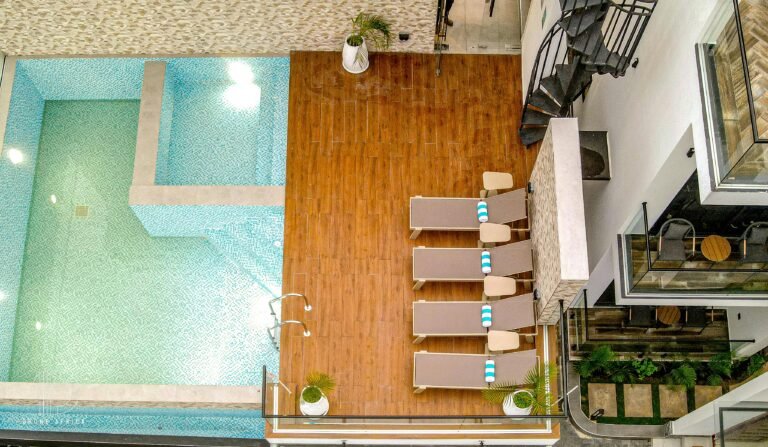 une-vue-imprenable-dune-terrasse-bois-piscine