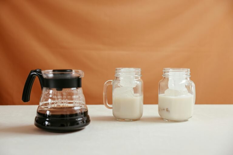 du-lait-et-du-café-pour-préparer-un-bon-café-au-lait