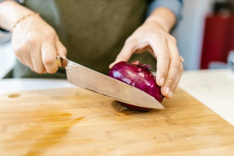 elle-coupe-des-oignons-pour-sauce-armoricaine-de-grand-mère