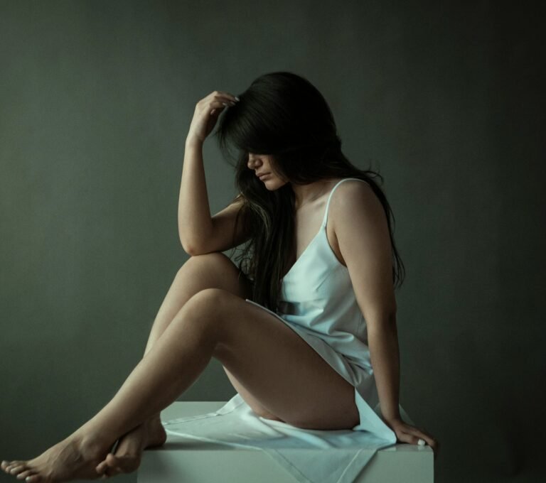 elle-est-triste-après-perte-liquide-comme-de-l-eau-pendant-rapport