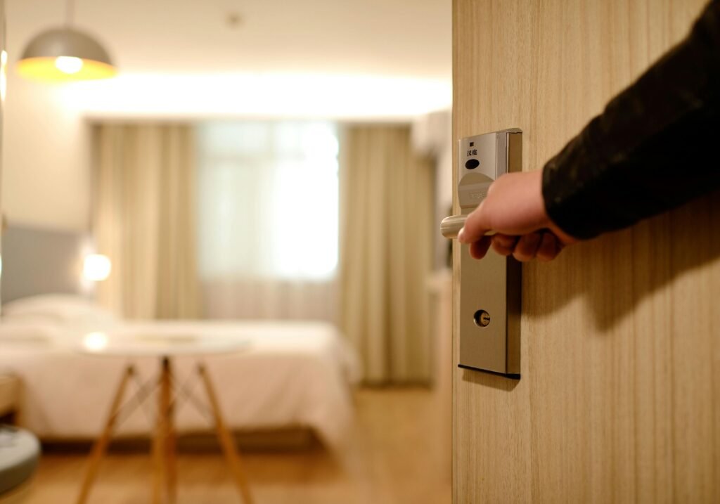 elle-ouvre-sa-porte-moderne-blindée