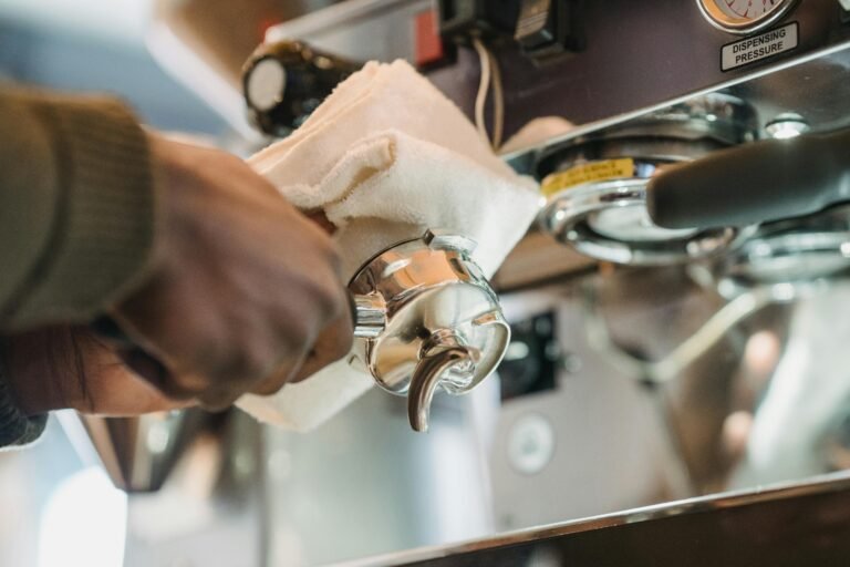 elle-procède-au-détartrage-nespresso-krups