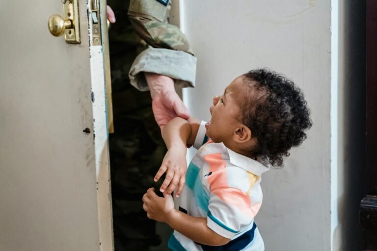 enfant-ne-souhaitant-pas-se-separer-de-son-parent-car-attachement-désorganisé