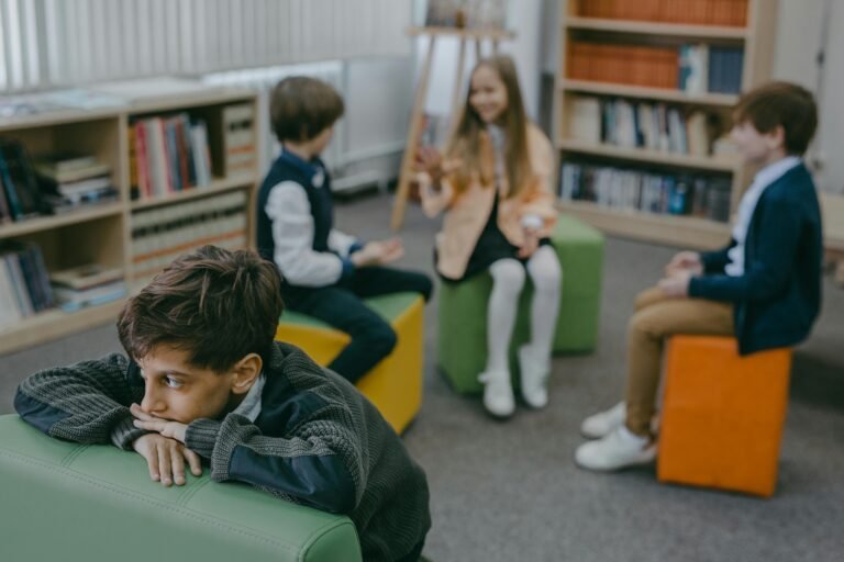 garçon-extraverti-introverti-seul-pendant-que-ses-amis-discutent-entre-eux